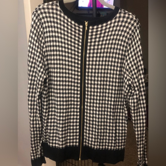 Black and White Houndstooth Sweater - Picture 2 of 2